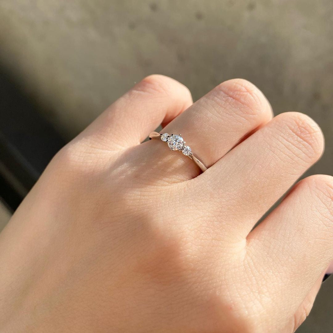 8.7 花の日 ユリの花をイメージしたデザインに、純白の誓いを込めて。 気品あるサイドデザインが印象的な ダイヤモンドの無垢な輝きに魅せられるエンゲージリング「リリーズ」 指もとに愛の花を咲かせて。 ＜婚約指輪＞LILIESlazarediamondラザールダイヤモンド