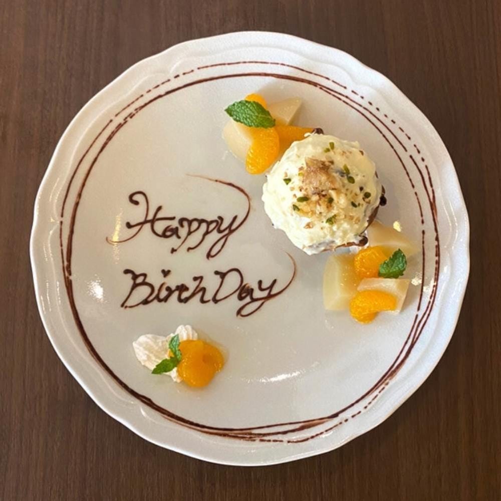 デザートプレート Happy Wedding 💍 ご結婚おめでとうございます！！ この日は、ご友人の結婚祝いをしたいという事でメッセージ付きデザートプレートのご注文 を頂戴致しました✨ サプライズ大成功🙌 今月は、お祝いのお席のご予約沢山