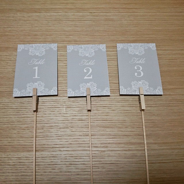 なんと👀こちらは100円均一のバナナスタンドをアレンジしたテーブルナンバー♪コストをかけず、スタイリッシュな出来上がり！ ⁡作り方もシェアさせていただきます♪ ⁡ 🌼厚さ2㎜のアクリル板をホームセンターで購入し、カッターで長方形に切り取り ⁡ 🌼PCで必要な