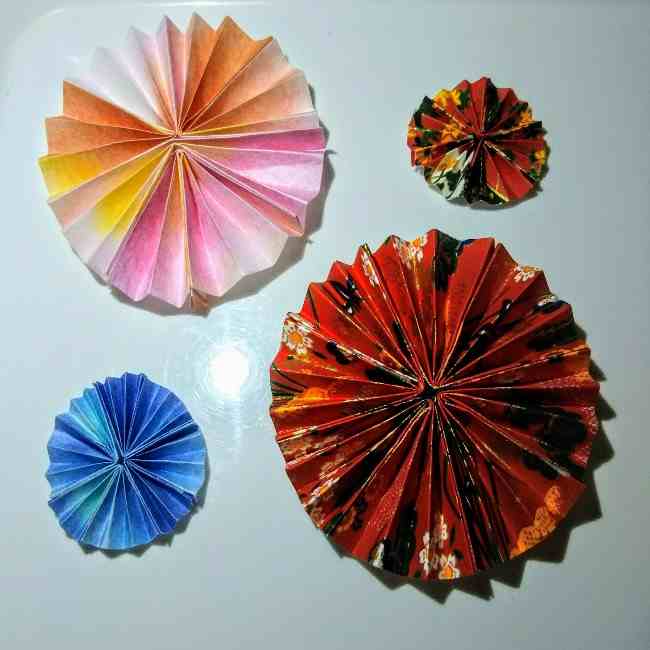 1月吊るし飾り🎍 保育 保育士 保育室 幼稚園 幼稚園教諭 保育室飾り 製作 保育園 1月壁面 1月飾り 吊るし飾り 壁面飾り壁面製作 保育士さんと繋がりたい 正月飾り 正月飾り手作り 手作り飾り 画用紙製作 画用紙飾り 折り紙 幼児クラス 年少さん 年中さん 年長さん 3