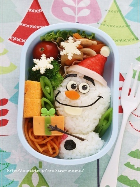 クリスマス仕様の旦那弁当🎅🏻 サンタさんの顔がゆるくてかわいい❤️ クリスマスの季節の街がキラキラしてるの大好き！ ただ、寒いのは苦手です@ukashokudou ☜他のレシピや投稿を見るクリスマス弁当クリスマス料理お弁当お弁当記録旦那弁当お弁当