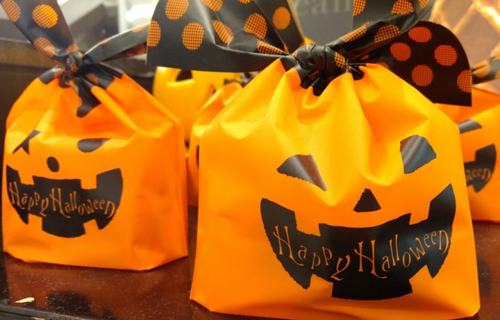 壁面飾り 「ハロウィン こうもり」の作り方！無料型紙で簡単！秋 冬 10月 11月 画用紙 工作 壁面装飾 ペーパークラフト paper craft