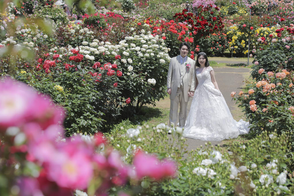 ウェディングブーケ 美女と野獣・ベルイメージの赤いバラのメリアブーケ