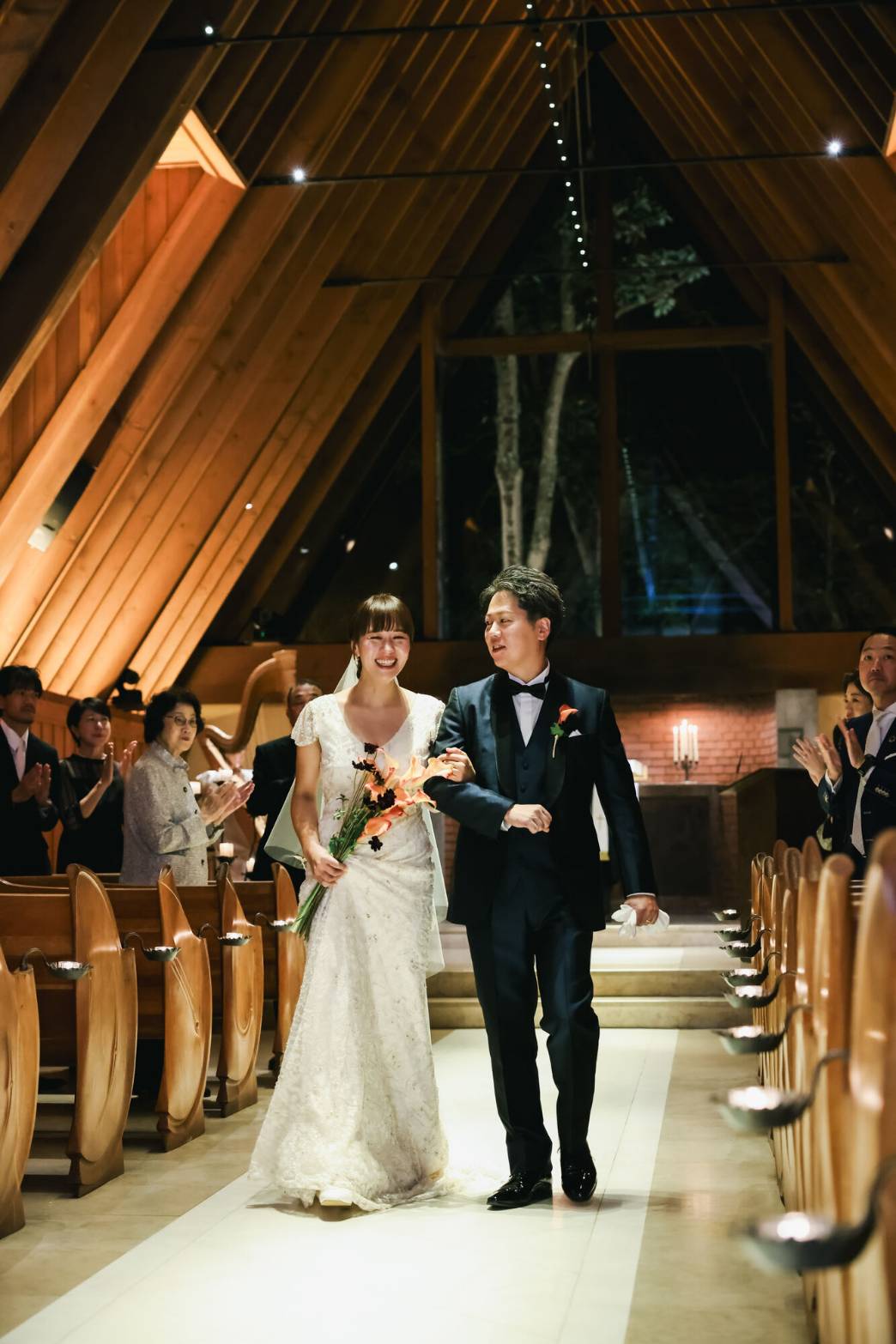 軽井沢高原教会の森の中は、 重なる木々の葉が傘になって、 降っているのに雨を感じないことも◎ 「雨降っていないみたい！」 と気を抜いていると、葉っぱにたまった雨粒が まとまって落ちてきたり ！ 空からの思いがけないサプライズに、 ふたりも思わず笑顔に。 自然も