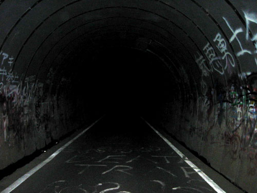 旧本坂トンネルは恐怖の心霊スポット!実際に起こる心霊現象や体験談も - Leisurego レジャーゴー
