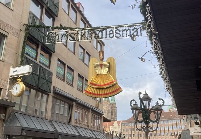 おとぎの国に迷い込んだようなニュルンベルクのクリスマスマーケット。 CHRISTMAS GIVINGVogue Japan