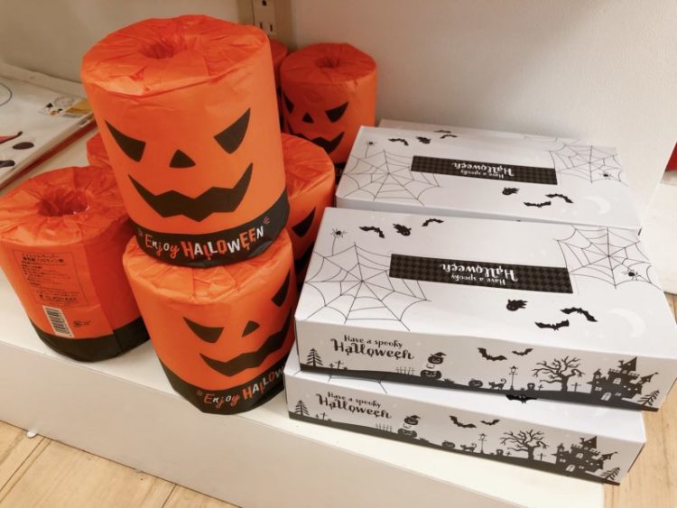 100均ハロウィンテーブルコーディネート モノトーン配色で大人ハロウィン