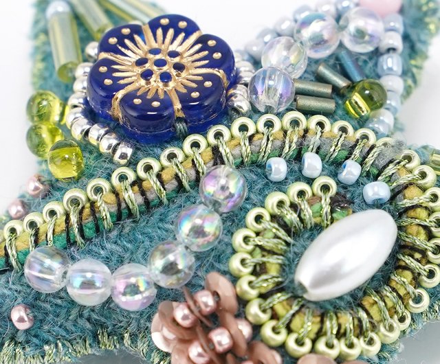 クリスマスのツリービーズ刺繍ブローチ