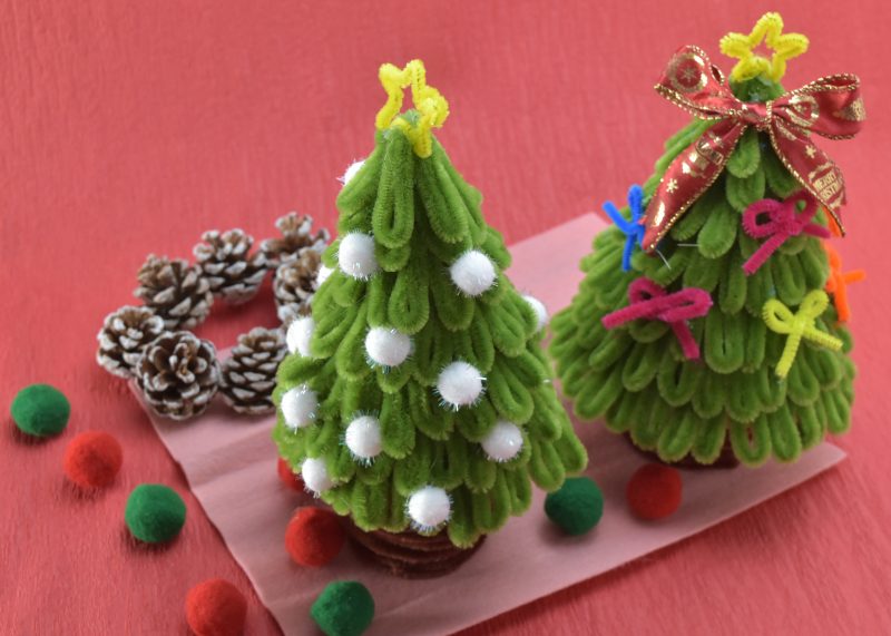 カラーコピー用紙で作ったクリスマスツリー♪ 詳しい作り方はYouTubeにアップしています ^^いつもは星も紙 で作るのですが今回はダイソーで購入した星型パーツを貼り付けました。半透明でころんとしていて、とってもキュートです。このパーツのおかげで、ツリーの可愛さ