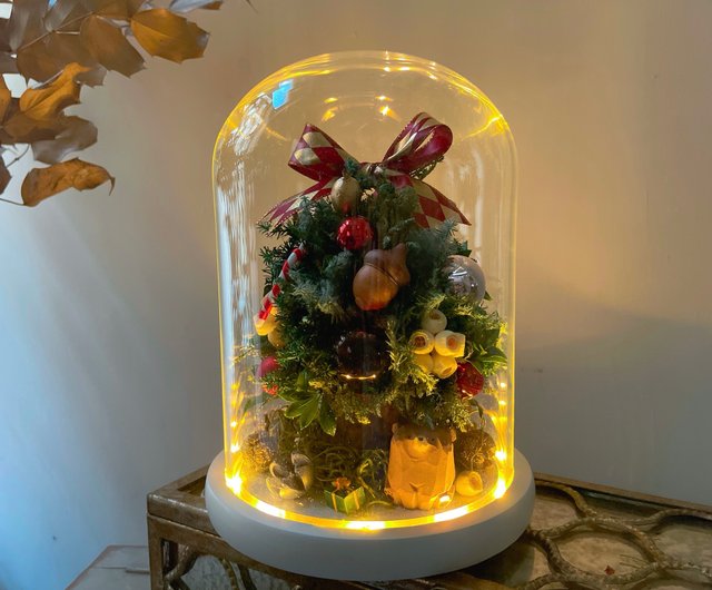 クリスマスツリーの下にプレゼント付きの美しい休日の装飾された部屋 — ストック写真 © victoreus130934092