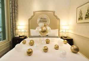 うーなんがホテルで飾り付けして お祝いしてくれましたー🩷 風船いっぱい飾るの憧れだったので嬉しすぎた🥲ちなみにずっと一緒でこっそり飾る隙はなかったので 膨らますの手伝いました！w LAでは時差の関係で 今日がお誕生日だったので2日間あって得した気分🤣お誕生日