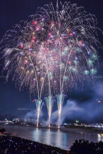 空一面に広がる彩色千輪 - TRIPROUD