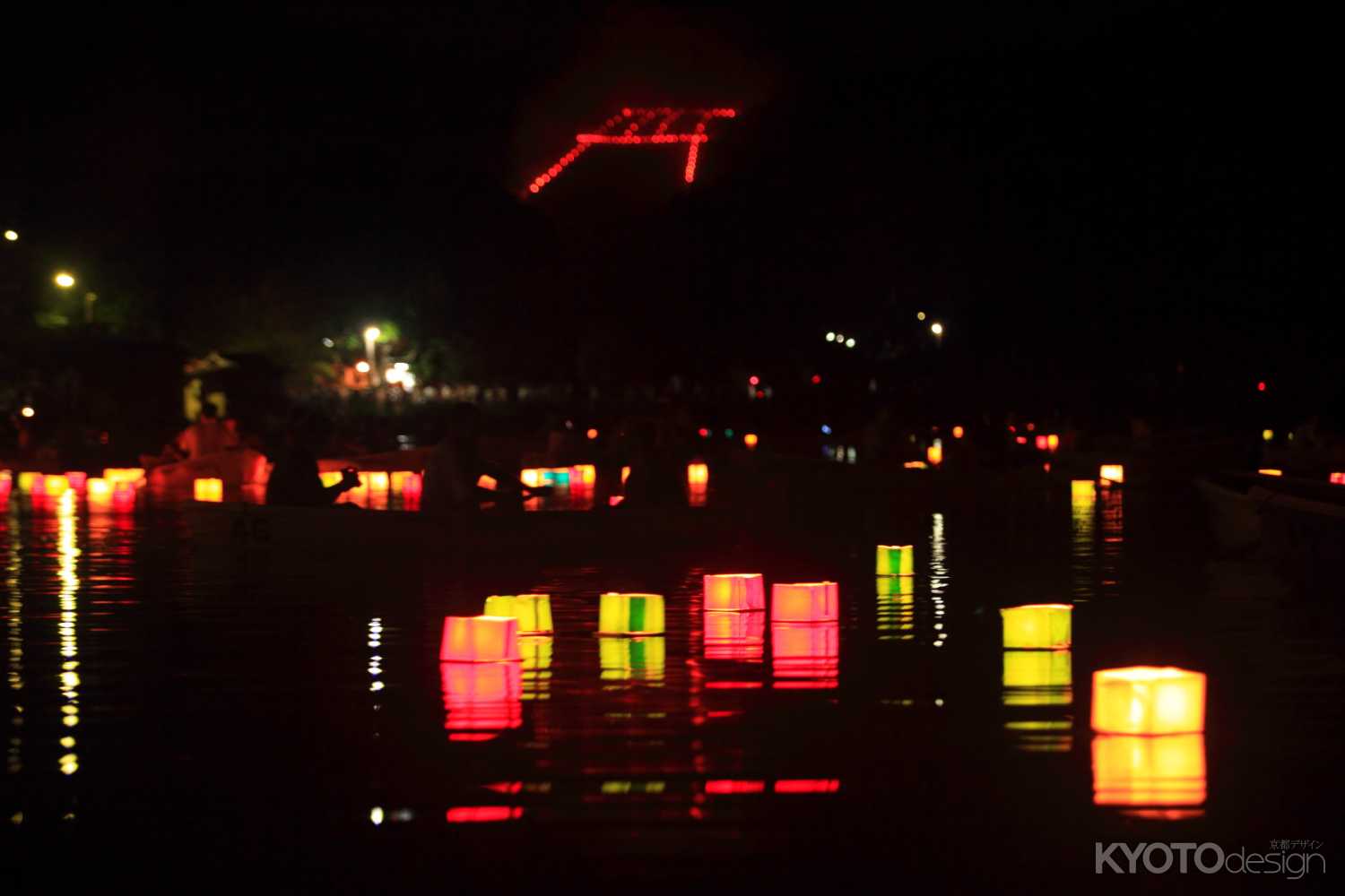 八戸・新井田川で灯籠流し 大小2000個の灯籠で先祖弔う - 八戸経済新聞
