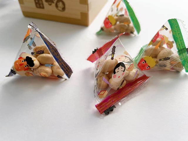 DAISOの👹節分＆ひな祭り🎎 2階ダイソーでは、節分＆ひな祭りアイテムを販売しております😊 節分アイテムは、豆まき用のお豆や鬼のお面など👹ひな祭りアイテムは、人気の置き物やガーランドなどなど🎎 他にも、春アイテムを多数販売中です😆 春の花の造花や桜のネイル