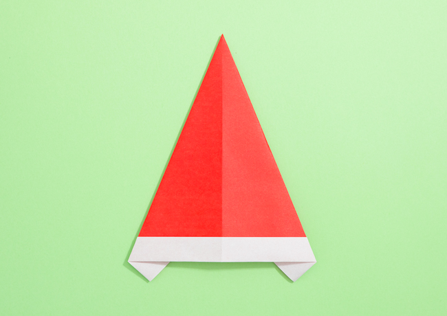 折り紙のサンタ帽の作り方を手順を追って説明します。のイラスト素材・ベクター Image 49870949