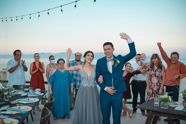 ゲスト ガーデンウェディングにお呼ばれ！服装マナーをチェック家族挙式のウエディング知恵袋