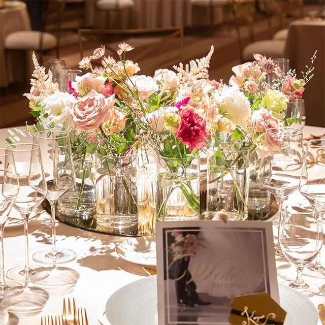 結婚式の会場装花とは?テーブルの演出方法など、装花選びのポイントやトレンドを紹介 – 結婚式準備サイトCORDY コーディ