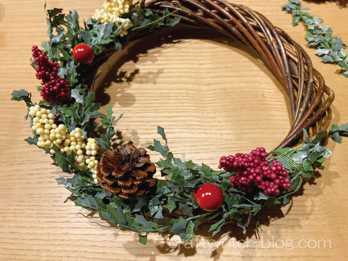 ダイソーのオーナメントとファーをあわせたクリスマスリースハンドメイド・DIY雑貨Mart マート 公式サイト光文社