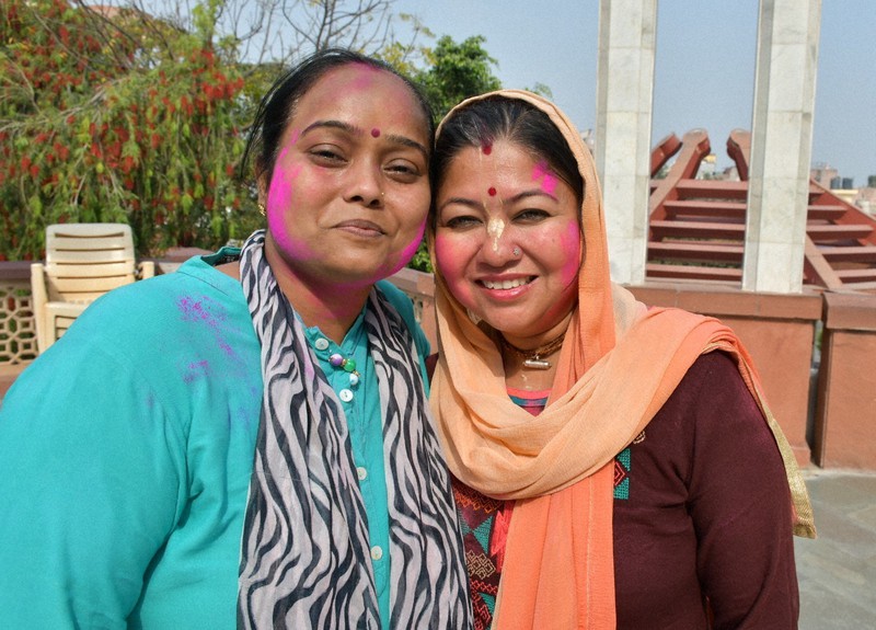 Group of joyful friends sharing laughter at のイラスト素材112093540- PIXTA