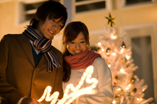 東京クリスマス イメージ・カップルデート・表参道 クリスマスイルミネーション 向き合う Stock PhotoAdobe Stock