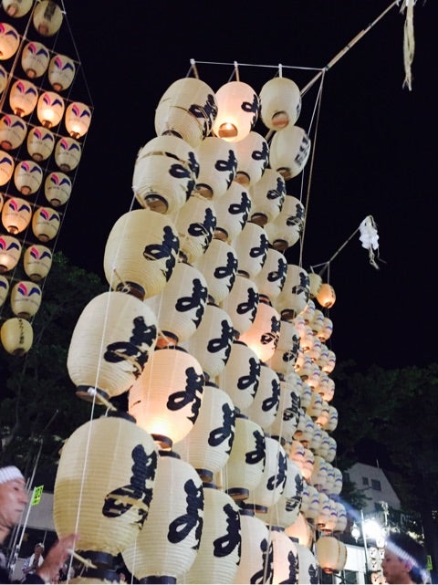 2025年度版！東北三大祭りの１つ 秋田竿燈まつり 竿燈の明かりが大通りを埋め尽くす*and trip. たびびと