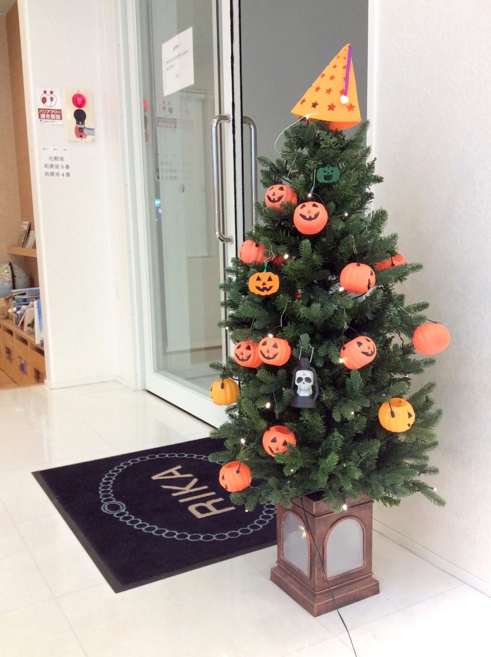 クリスマスが出てきちゃってる！ ショッピングモールの「ハロウィーン飾り」が斬新すぎると話題 Jタウンネット