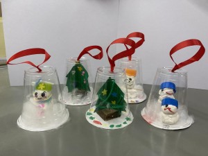 １階廊下が今日からクリスマスモードです！各クラスのクリスマス製作をはじめ、クリスマスの雰囲気いっぱいの装飾に様変わり。さてさて、みんなはサンタさんにどんなプレゼントをお願いするのかな？ちなみに園長先生が年長さんのときは