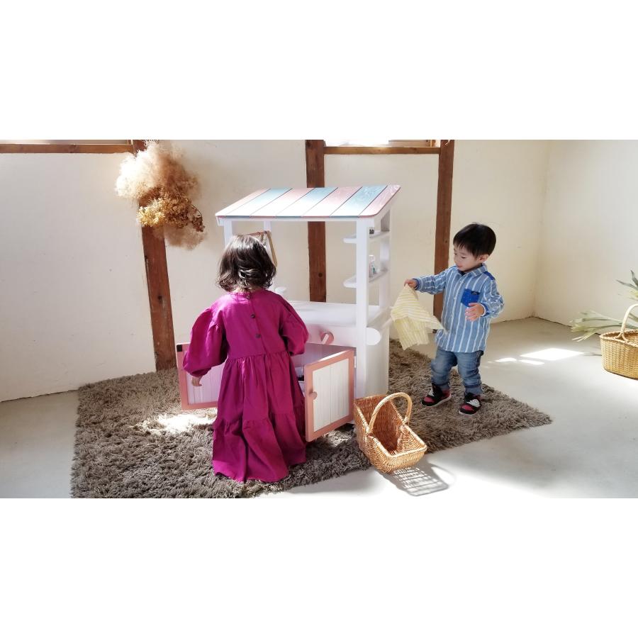 ちー on Instagram: “屋台屋さんごっこ③﻿ 『クレープ屋さん』﻿ 今週はクレープ屋さんを作ってみました♪﻿生クリームは毛糸のふっくらで表現﻿ ﻿子ども達の作業 ﻿ •毛糸ををダンボールで使ってグルグルして、ギュッ‼︎としばっています。﻿ ”