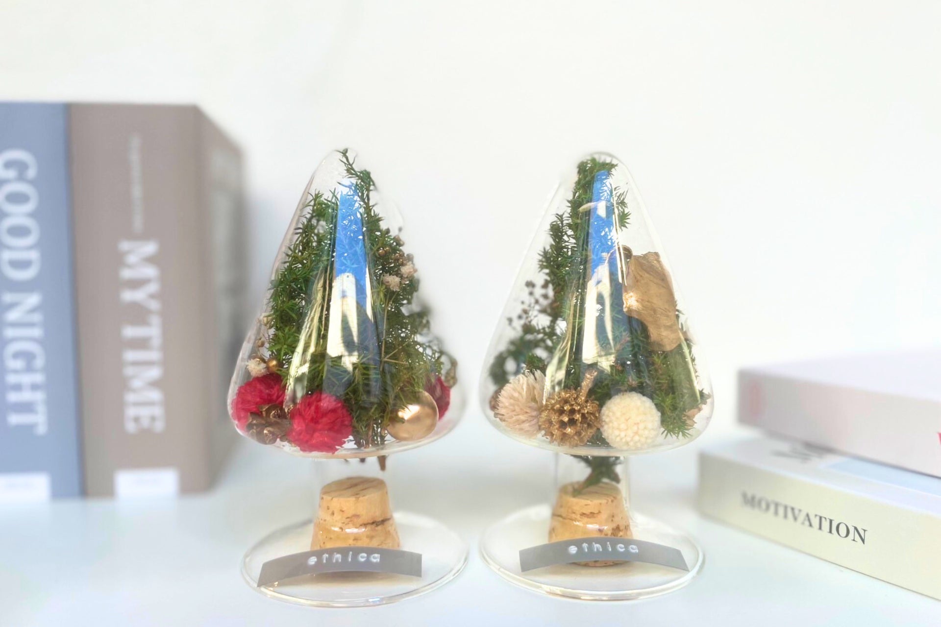 ハロウィンの余韻を残したままにクリスマスツリー 片付けが追いついていないだけですが 笑クリスマスツリーは毎年飾ってたけど、オーナメントをケチって、 見える側だけ付けて、 裏は、、スッカスカ！だったのよ😂 なのでIKEAでレッドとゴールドのオーナメントを買っ