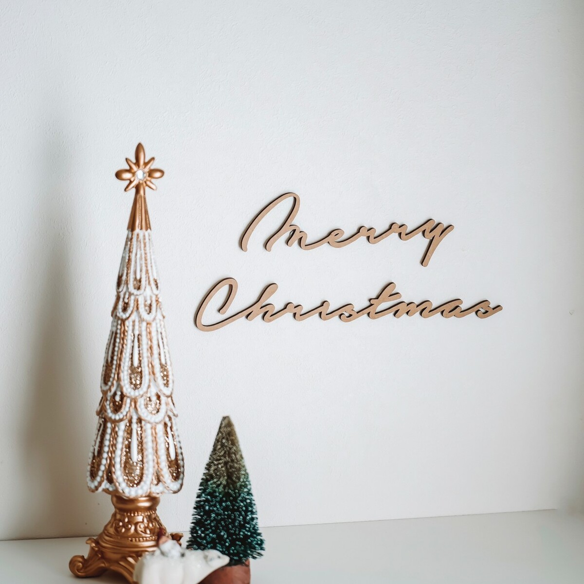 メリークリスマスの文字とクリスマスツリー - Merry Christmas signsの写真素材18693264- PIXTA