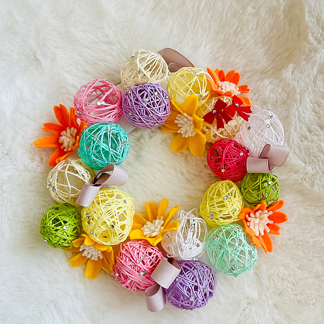 作例 布ボールの手作りクリスマスリース。保育園でおすすめの飾り保育士・幼稚園教諭のための情報メディア ほいくis ほいくいず