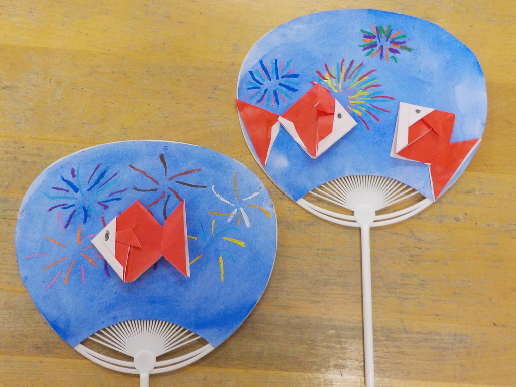 うちわにスタンプ ～夏祭りに向けて～ – 桧原こひつじ幼稚園