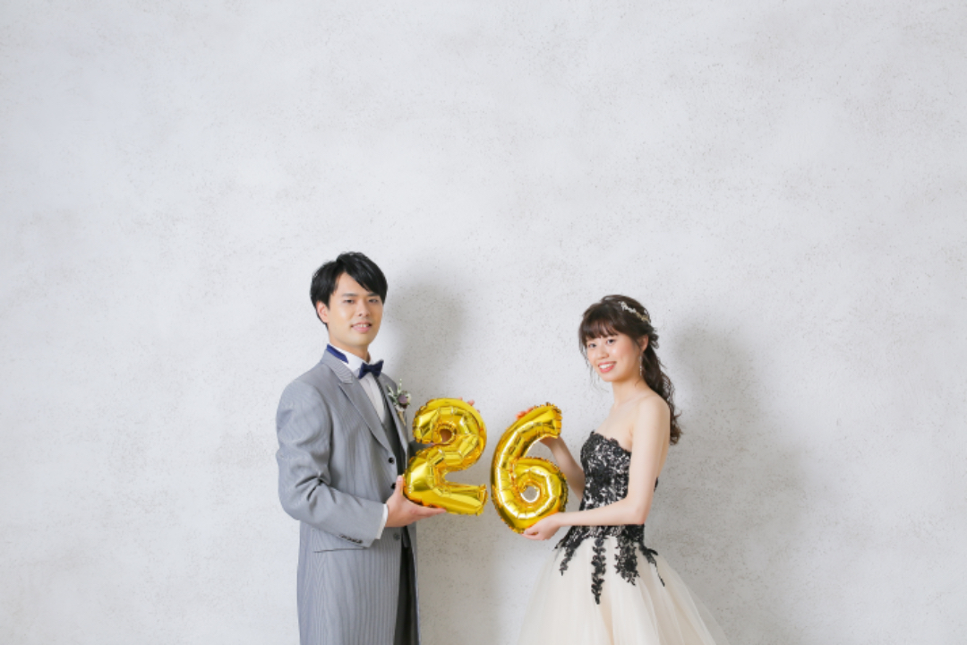 ハートバルーンを使ったウェディングフォト7枚❤️ .前撮りポーズに取り入れたい♡ ハートバルーンを使ったウェディングフォト❤️ 花嫁さんからのハートを新郎さんがキャッチ♩ ユニークでとても可愛いですよね😍 ほかのフォトも素敵なので ぜひスワイプ