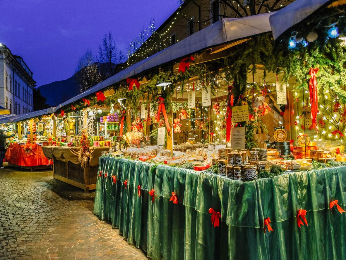 歌舞伎町シネシティ広場にてクリスマスマーケット開催 ドイツの伝統的なお菓子や料理、 グリューワインなどが楽しめる5日間ChristmasMarket in 新宿実行委員会