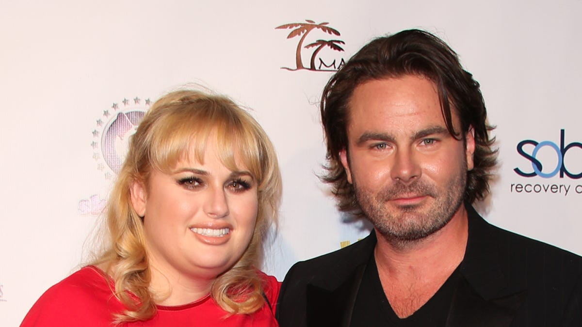 レベル・ウィルソンはラモーナ・アグルマと縁を結んだ💍オーストラリアのコメディアンと俳優はソーシャルメディアの投稿で、彼女とラモーナはシドニーの妹が事務するサービスで法的に結婚していると発表した。あなたにとって重要なニュースを情報源から直接受け取って