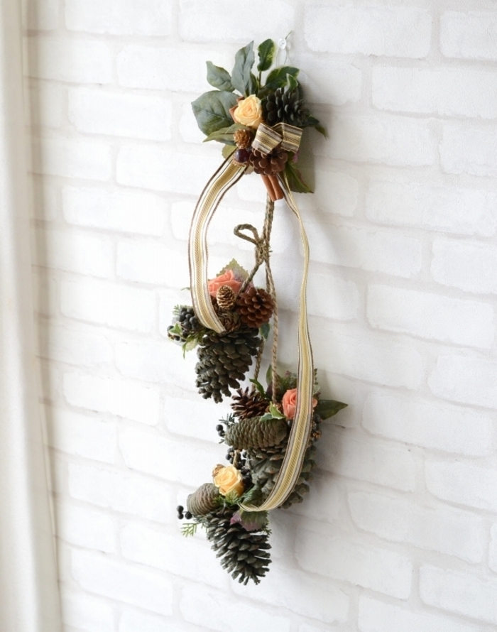 松ぼっくりリース シルバー ゴールド Amazon.co.jp: クリスマスリース,玄関用手作り松葉リース - シルバーベリー、松葉、松ぼっくり、 クリスマス玄関祭りの装飾の冬のリース Onsmo, エレガントなクリスマスリースが飾られています : おもちゃ