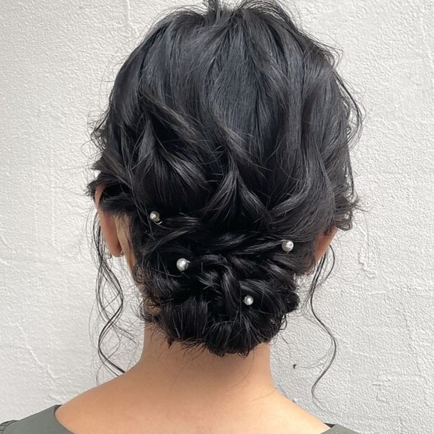 結婚式のお呼ばれヘアセット・メイクのポイントを解説！セルフアレンジ例や注意点もコラムアトリエはるか公式サイト