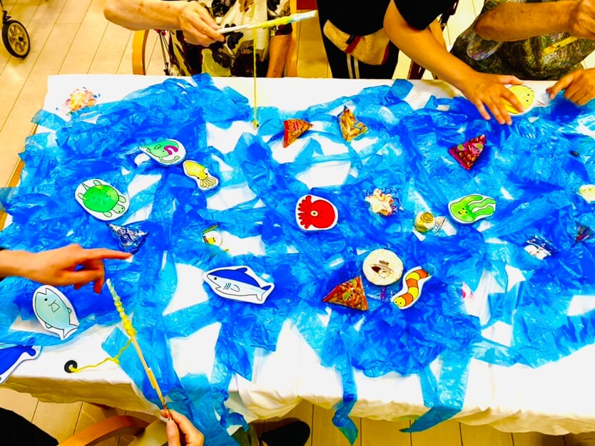 壁面飾り工房本店 壁面装飾・パネルシアター・ペープサート・型紙・知育・保育・介護商品の販売☆壁面飾り工房 横120cm 「孫と一緒に夏祭り！」夏介護施設 デイサービス 老人ホーム 高齢者 壁面装飾 型紙 製作 介護福祉士☆