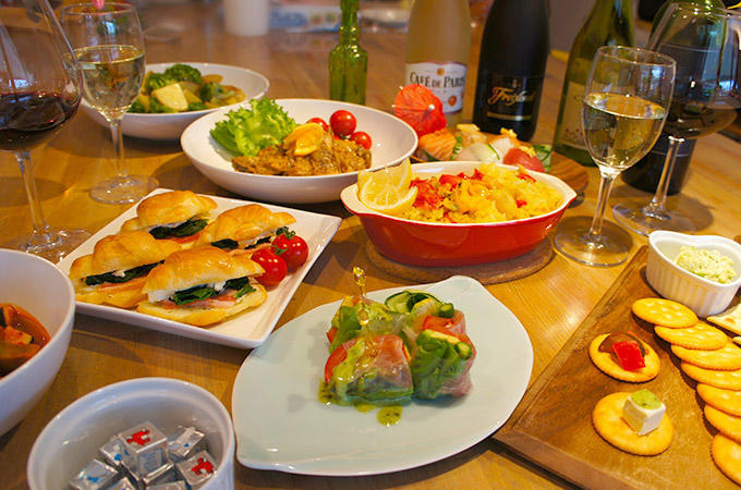 立食パーティーの企画を任せられた幹事さんへ、 パーティーを成功に導くための『会場の選び方』オリジナルフード・ケータリングなら、東京発のフォリクラッセ