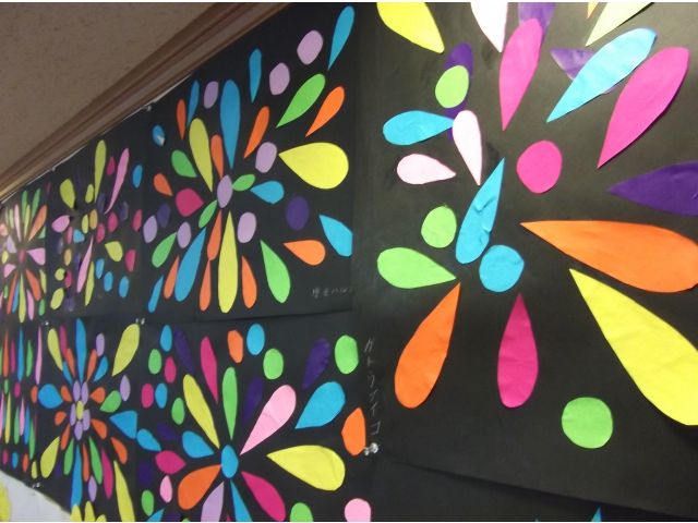 折り紙で作る美しい花火の飾りの作り方をYoutubeにUPいたしました🎇 色々な色でぜひ作ってみてください😊 動画制作 @y_ycreationYoutubeチャンネルやまもとえみこペーパーデコレーション花火夏の壁面花火壁面壁面製作壁面飾り夏の工作レクリエーション