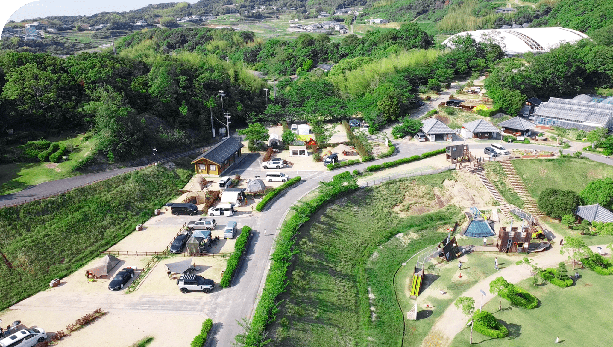 淡路島のBBQにおすすめ施設 淡路島の最高のロケーションでBBQを楽しめる おすすめの５つのスポットをご紹介します。 淡路島の豊かな食材を使用した各施設のメニューは手ぶらで訪れてもOK 気軽にアウトドアを楽しめます。 ① FrogsFARM PICNIC GARDEN @frogs_farm 📍 淡路