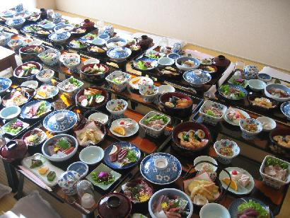 今日は依頼があり、かけはし職員の自宅の新築お披露目会のオードブルと盛合せを作りました‼️生春巻きや人参のマリネ、ミートローフやほうれん草のキッシュ、その他盛りだくさんのメニューが全て手作りなんです。高齢の方も多いと伺っていたので、きんぴらごぼうやお