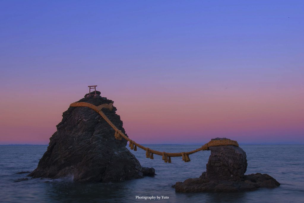 今朝、、伊勢の二見興玉神社の夫婦岩で、 凄い景色が撮れたよ✨ 朝の4時、、日の出の前からスタンバイ。 めちゃくちゃ綺麗なマジックアワーを楽しんだ後、、待ちに待った日の出🌅 今日は、少しガスっていたおかげもあって、 顔を出した朝日は真っ赤っか☀️ しかもその