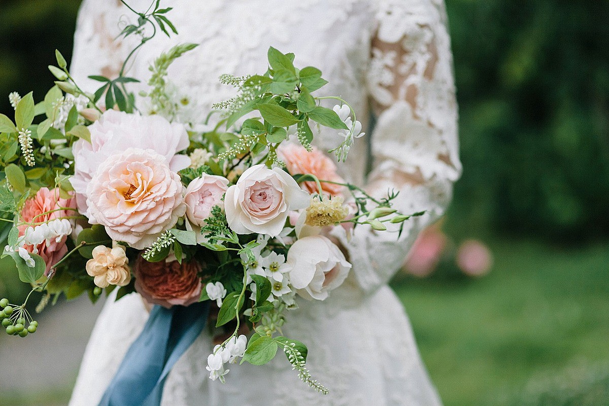 白いバラ 25本花束 お祝 歓送迎会 還暦祝い 60本 結婚式 母の日 プロポーズ108本 100本 薔薇 純白 ホワイト 白寿 卒寿 百寿 白いばらプレゼント 生花 バレンタイン 誕生日 サプライズ 卒業式 誕生日 記念日 ギフト 薔薇の花束 -グリーンロード - プレゼント＆ギフト