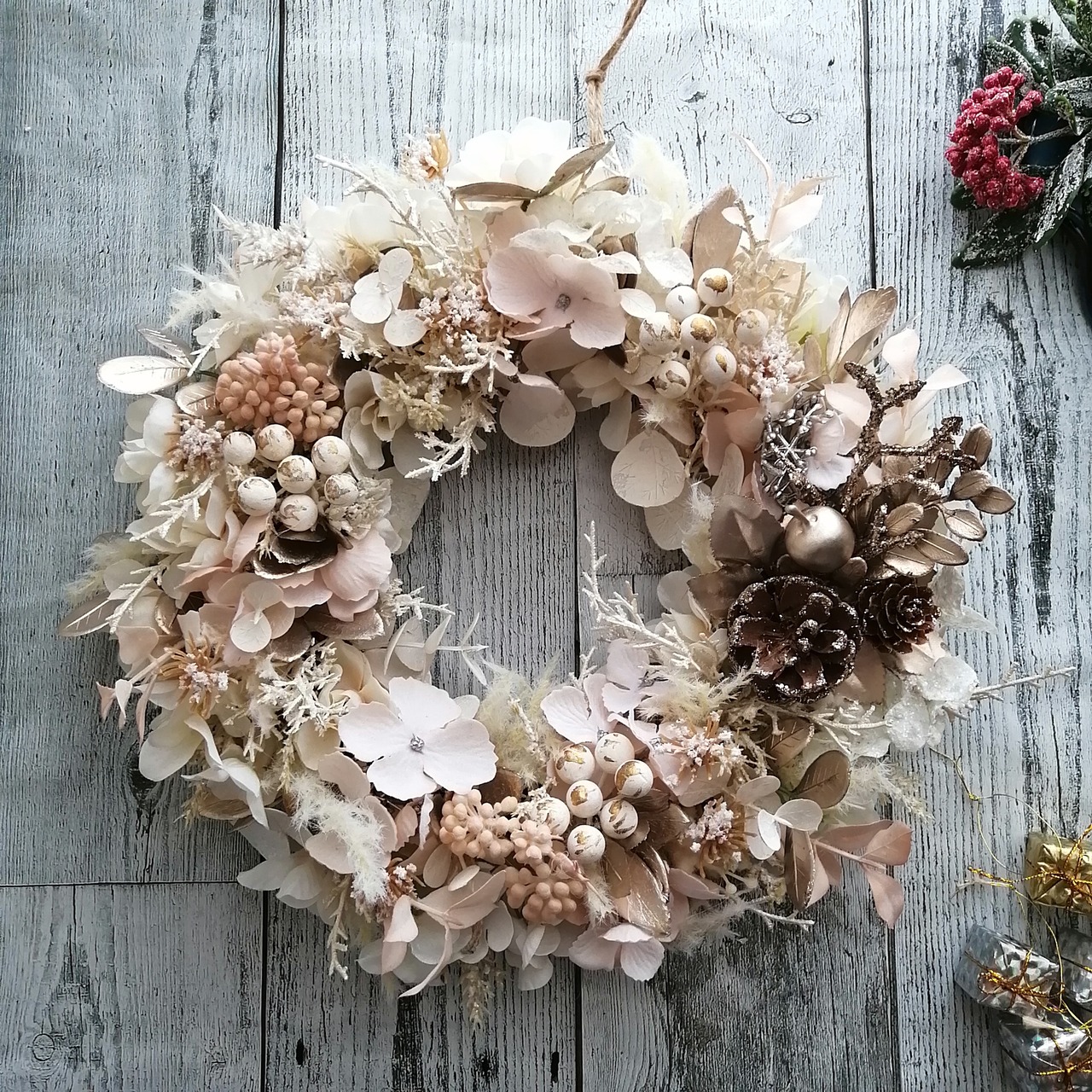 A014588クリスマスリース クリスマス花輪 ドアリース 壁飾り 人工造花 デラックスリース 2024 ホワイトクリスマスリース 27cm 大きめ造花 白 クリスマス飾り 壁掛けインテリア ハンドメイド雑貨 玄関リース花三喜. Hanasanki