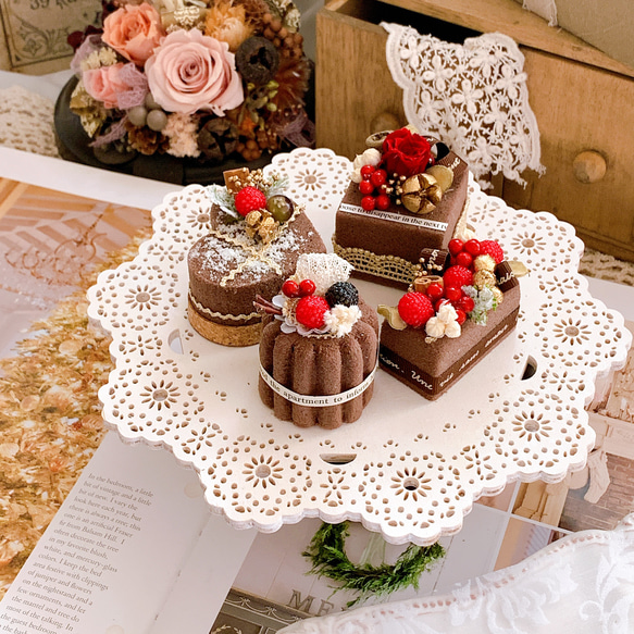 自家製のクリスマスケーキはプレート上のクランベリーとローズマリーを飾りましたクローズアップホリデーフード - お祝いのストックフォトや画像を多数ご用意- iStock