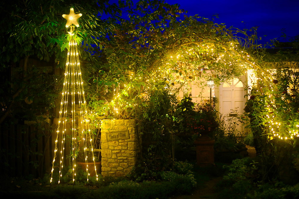 100均ダイソー＆セリア で買えるテント用ロープライトをご紹介！暗い夜のキャンプを安全に！OneCamper