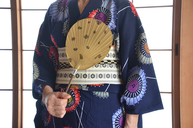 団扇を扇ぐ女性 - 商用利用可能な写真素材・イラスト素材ならストックフォトの定額制ペイレスイメージズ