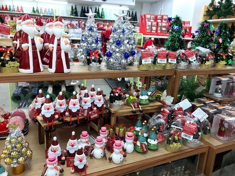 2019年最新 ダイソーVSセリア クリスマスグッズが超豊富！サンタ衣装・ツリー・パーティグッズ・ラッピングまで盛りだくさん -ひなママさんのどっちにすすむ