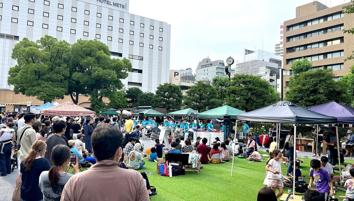 佐賀駅前交流広場佐賀駅佐賀城口 南口 前の駅前交流広場。待ち合わせや天気のいい日にランチをしながらくつろいだり、イベントやキッチンカーの出店、サンライズパークと中心市街地をつなぎ、賑わいを生み出すスペースとして是非ご活用ください